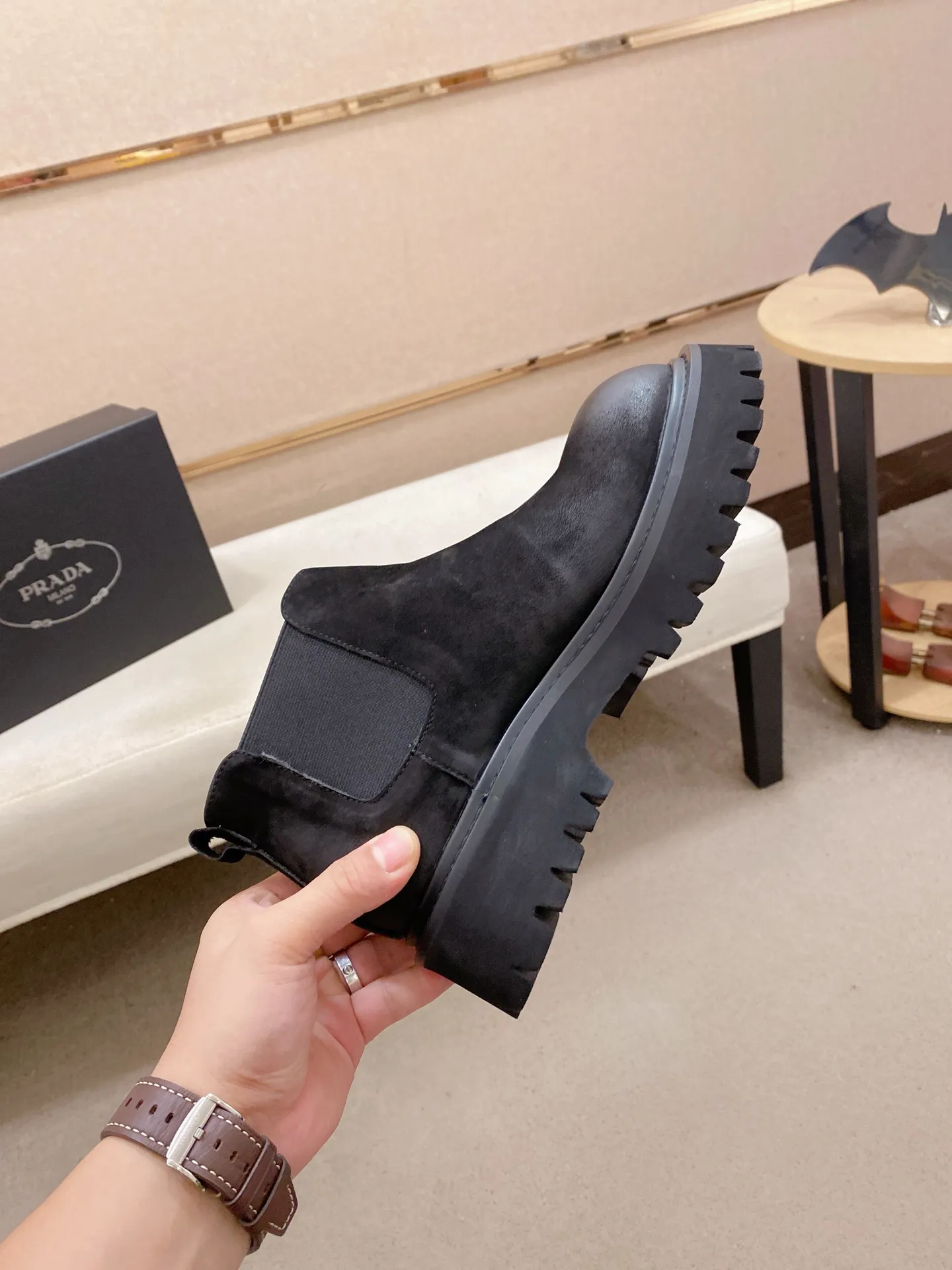Factory price 580💰 The new PRADA (Prada) counters are launched simultaneously, new men's shoes, 😘fabrics are selected from cowhide. Lining: Full sheepskin lining. 👍🏿 High-end ☄️ air-cushion molded anti-slip rubber outsole, exquisite lines, simple and elegant, comfortable and high-end for leisure travel. Number of yards: 38 to 44. Can be ordered for 45 non-refundable